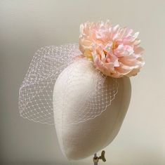 FABRIC Women's fascinator veiled hair flower on gold comb in Peach Pink ombré -  So unique. This bespoke hair accessory is soft and super comfortable and boasts a quality finish, with stitched felt wool backing.  FIT and SIZE The flower is 16cm  PACKAGING Each headband is wrapped in pretty acid free tissue paper, sealed with an Evierosemade brand sticker and shipped in an eco-friendly cardboard gift box to protect while in transit. If you are purchasing as a gift, please select "This order is a Adjustable Tulle Fascinator For Wedding, Adjustable Tulle Wedding Fascinator, Spring Wedding Mini Tulle Hats, Spring Wedding Headband With Pinched Crown, Pink Flower Fascinator For Wedding, Feminine Wedding Headpieces For Spring, Feminine Spring Wedding Headpiece, Spring Wedding Headpiece With Pinched Crown, Handmade Flower Fascinator For Wedding