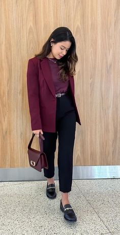 Moody Professional Outfit, Semi Formal Office Outfits For Women, Gala Dinner Outfits Women, Burgandy Blazer Outfits For Women, Fun Business Outfits, Outfit Formal Invierno, Blazer And Black Dress, Modern Office Outfits Women, Black Blazer Outfit Work