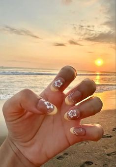 35 Summer Beach Nail Ideas For Your Next Vacation - Winky Pink Aesthetic Summer Nail Ideas, Very Short Nail Designs Summer, Nail Inspo Beach Vacation, Cute Nails Beach, Gel Beach Nails, Summer Tip Nails, Nails Acrylic Summer Flower, Nails For Beach Vacation Simple, Cute Beach Nails Acrylic