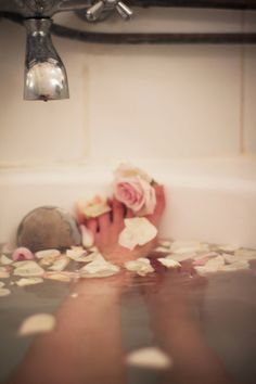 soaking with rose petals Glow Skin, Pink Lady, It Goes On, Home Spa, Back To Nature, Health And Beauty Tips, Lavender Essential Oil, Me Time, Beauty Secrets