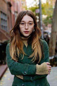 New Fashion Clothes, The Sartorialist, Fancy Dress Outfits, Ray Ban Aviator, Wearing Glasses, Complete Outfits, Glasses Fashion, Online Shopping Clothes, Victoria Beckham