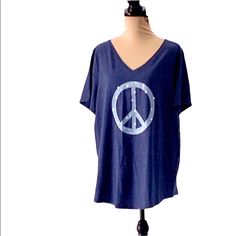 Evri- Blue V-Neck Short Sleeve T-Shirt Peace Symbol & Stars Women’s Size 0x Perfect For A Hot Summer Days Or Nights Or Pj.S Top New With Tags 60% Cotton 40 % Polyester Machine Washable Tumble Dry Low Blue V-neck T-shirt For Summer, Blue V-neck T-shirt For Loungewear, Casual Blue Short Sleeve V-neck Top, Peace Sign Shirts, Casual Tees Women, Stripped Tops, Tie Shorts, Rainbow Shirt, Blue V