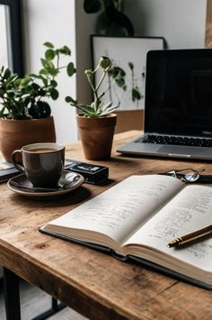 Lassen Sie sich von einem inspirierenden Home-Office mit einem Holzschreibtisch, Laptop und bunten Haftnotizen inspirieren! Perfekt für Pinterest! 🖊️☕ #WorkspaceGoals Home Office Aesthetic, Laptop