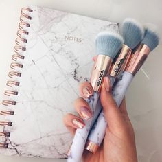 Marble Goals! RP laurenfellisx holding her GWA Marble Collection makeup brushes #gwalondon Rose Gold Makeup Brushes, Make Up Kits, Rose Gold Eye Makeup, Make Up Gold, Rose Gold Makeup, Artist Makeup, Makeup Supplies