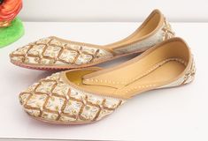 * Bridal wedding gold flat shoes with embroidered work as shown above. * comfortable in wear. * Perfect for every occasion. * best in quality. * Handmade by me. Please chose your size from the below chat. If you are not sure about your size, please let us know.We ll help you out. Sizes: - US 4.5 - EU 34 - 22.5 cms - US 5 - EU 35- 23cms - US 6 - EU 36- 23.5 cms - US 7- EU 37- 24 cms - US 7.5- EU 38- 24.5 cms - US 8.5- EU 39- 25 cms - US 9- EU 40- 25.5 cms - US 10- EU 41- 26 cms - US 11- EU 42- 26 Slip-on Flats With Zari Work For Reception, Slip-on Flats With Mirror Work For Wedding, Wedding Slip-on Flats For Festivals, Diwali Reception Flats, Festive Zari Work Flats For Reception, Festive Flats With Zari Work For Reception, Festive Flats With Gota Work For Reception, Bollywood Style Festive Wedding Shoes With Closed Toe, Festive Bollywood Wedding Shoes With Closed Toe