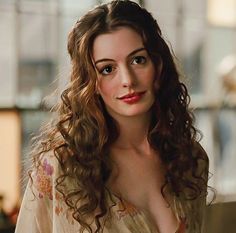 Anne Hathaway Hair, Haircuts For Curly Hair, Curly Hair Inspiration, Girl Inspiration, Anne Hathaway, Hair Envy, Celebrity Look, Pretty Hairstyles, Celebrities Female