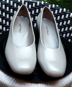 Elevate your style with these stunning white pearl leather dress shoes from the brand Trotters. These flats are made in Brazil with high-quality leather and have an exact heel height of 1.25". The solid pattern and elegant design make these shoes perfect for any dressy occasion. With a US shoe size of 9M, these shoes are perfect for women who want to stand out in a crowd. The upper material is crafted from premium leather, providing durability and comfort. These shoes are an excellent addition t Elegant Beige Slip-on Court Shoes, Elegant Synthetic Slip-on Court Shoes, Elegant Beige Synthetic Court Shoes, Cream Flat Heel Court Shoes For Formal Occasions, White Synthetic Court Shoes For Formal Occasions, White Synthetic Formal Court Shoes, Formal White Synthetic Court Shoes, Formal Cream Faux Leather Heels, White Slip-on Court Shoes For Formal Occasions