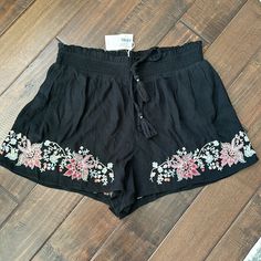 Brand New - Perfect Summer Shorts. Smoke Free Home Black Spring Season Shorts, Black Vacation Shorts For Spring, Spring Vacation Black Shorts, Black Shorts For Vacation In Spring, Black Shorts For Spring Vacation, Shorts American Eagle, Eagle Black, Floral Shorts, Summer Shorts