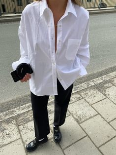 Breezy Shirt White - White White Shirt Outfits, Loafers Outfit, Skandinavian Fashion, Chique Outfits, Looks Party, Mode Casual, Looks Street Style, Mode Inspo, 가을 패션