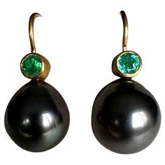 Beautiful grey Tahitian Pearls paired with vibrant Columbian Emeralds set in 22 Karat gold and 20 Karat earwires and you are a blond or a red head these pearls will really stand out! The Emeralds are 4 millimeter round and weigh .70ct The Pearl is 12 millimeter at widest point. The earrings hang 1" from the ear wire to the bottom of the Pearl The earrings are entirely hand crafted in the artist's studio Affordable Elegant Green Pearl Earrings, Luxury Green Pearl Earrings, Elegant Style, Luxury Green Pearl Earrings Elegant Style, Luxury Traditional Green Pearl Earrings, Luxury Green Traditional Pearl Earrings, Etruscan Jewelry, Columbian Emeralds, Golden South Sea Pearls, Gold Caps