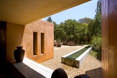 Modern architecture, native landscaping & pond water feature in Brentwood Los Angeles artist home exterior. Gravel Landscaping, Contemporary Garden Design, Modern Minimalist Home, Pond Landscaping, Modern Landscape Design