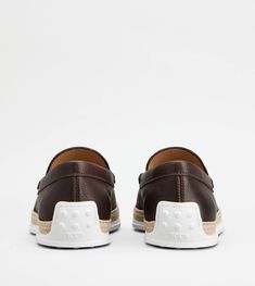 Loafers in slipper version, crafted in soft full grain leather with exposed grain, with stamped Tod's monogram and exposed stitching. Rubber outsole with embossed rubber pebbles and raffia weaving with artisanal detailing. Raffia Weaving, Slipper Loafers, Brown Slippers, Full Grain Leather, Leather Upper, Grain, Dust Bag, Slippers, Loafers