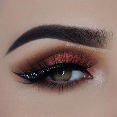 Instagram Eyebrow Images, Trucco Smokey Eye, Winged Eyeliner Makeup, Mac Ruby Woo, Eyeliner Glitter, Eyeliner Designs, Eyeliner Styles, Glitter Eyeliner