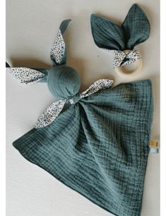 an image of a baby's hat and accessories on the table with text overlay that reads, how to make a bow headband out of fabric