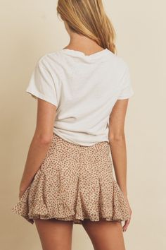 This mini skirt with floral print is perfect for a versatile look. The floral print can be dressed up or down, making it perfect for any occasion. The skirt is also comfortable and easy to care for, making it a must-have for any wardrobe. Casual Mini Skirt With Ruffle Hem For Day Out, Casual Floral Print Mini Skirt For Day Out, Casual Floral Print Skort, Casual Short Skirt With Ruffle Hem, Casual Flared Skort With Floral Print, Casual Flared Mini Skirt With Ruffle Hem, Casual Mini Skort With Ruffle Hem, Casual Flared Skort With Ruffle Hem, Casual Floral Print Tiered Skort