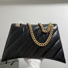 Balenciaga's new cool black and gold Crush chain bag medium size 31cm Original imported calfskin pleats with handmade embroidery thread Actual photos of customer-ordered inspections are now on sale Designer Black Bag With Chain, Luxury Quilted Party Bag, Designer Leather Bag With Gold Chain, Designer Shoulder Bag With Chain, Designer Shoulder Bag With Chain Detail, Designer Black Shoulder Bag With Chain Strap, Designer Leather Bag With Chain, Designer Leather Bags With Chain Detail, Designer Leather Bag With Chain Detail