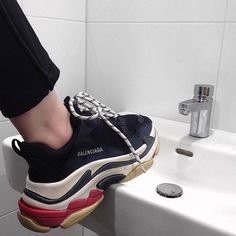 Tenis Balenciaga, Shoes Aesthetic, All Nike Shoes, White Sneakers Women, Rubber Shoes, Sink In