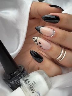 Black Almond Design Nails, Black Chic Nails, All Black Nail Designs, Black French Manicure Almond, Almond Nails Designs Black, Black Almond Nail Ideas, Black Nails Almond, Fake Nails Black, Oval Acrylic Nails