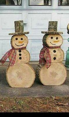 three snowmen are standing next to each other