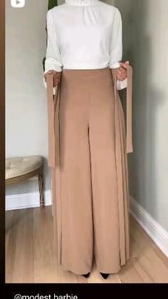 Layered Winter Outfits Warm, Upscale Restaurant Outfit, Best Colour Combinations Clothes, Palazzo Outfit Ideas, Discover Style Ideas, Modest Fashion Outfits Classy, Pantalon Palazzo Outfits, Model Rok Panjang, Wide Leg Pants Outfit Dressy