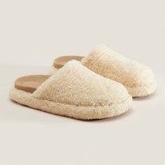 Zara Fuzzy Clog Slippers Nwt Size 38 Or 7.5 Msrp $60 Off White Sold Out 1104/200 Winter Cream Closed Toe Slippers, Zara Mules, Ribbon Sandals, Zara Flats, Rhinestone Slides, Zara Sandals, Fur Sandals, Clog Slippers, Green Quilt