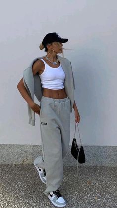 Mode Dope, Looks Black, Grey Sweatpants, Looks Chic, Inspired Outfits, Fashion Streetwear