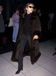 iconic 90s fashion moments Iconic 90s Celeb Outfits, London 90s Fashion, New York 90s Fashion, Liz Hurley 90s, 90s Minimalism Fashion, 90s Street Style, 90s Winter, Fur Coat Outfit, Sleeveless Turtleneck Top