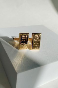 These modern gold bar cufflinks are too fun. The perfect accessory to add a custom and bespoke element to any gentleman's attire! Pair with a classic tux or suit for that added detail to elevate ones look! Wedding Cuff Links, Wedding Cuff, Groom Groomsmen, Bride And Groom Gifts, Gold Cufflinks, Cufflinks Wedding, Groom Gift, Father Of The Bride, Gold Bar