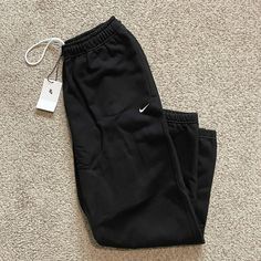 NEW Nike NRG Solo Swoosh Heavyweight Fleece Pants Black CW5460-010 Mens Size Large. Condition is brand new with tags. Shipped with usps priority mail. Baggy Nike Track Pants Men, Nike Soccer Pants, Mens Sweat Pants Outfit, Baggy Nike Sweatpants, Blue Shirt Black Pants, Sweat Pants Men, Nike Fits, Cool Sweatpants, Nike Mens Clothing