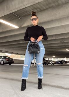 Jeans With Turtleneck Outfit, Winter Outfits Boots Jeans, Black Flare Jeans Outfit Casual, Style Flare Jeans Outfit Ideas, Timberland Boots Women Outfit Casual, Grey Bodysuit Outfit, Jeans Outfits Women, Black Heel Boots Outfit, Black Denim Jeans Outfit