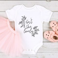 Girl Onsies, Wildflower Svg, Newborn Svg, Custom Baby Onesies, Projets Cricut, Baby Blessing, Diy Bebe