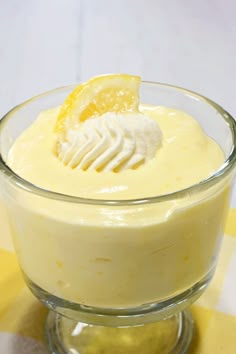 A individual serving of lemon mousse topped with whipped cream and a lemon wedge. Pudding Recept, Lemon Sweets, My Country Table, Homemade Lemon Curd, Lemon Mousse, Mousse Dessert, Lemon Dessert Recipes, Country Table, Lemon Filling