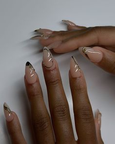 Metallic Almond Nails Designs, Chic Nails Black Women, Metallic French Tip Almond Nails, Chrome Outline Nails, Hailey Bieber Nails White Chrome, Almond Color French Tip Nails, Nails That Go With Gold Jewelry, Different Styles Of French Tip Nails, Champagne Shimmer Nails