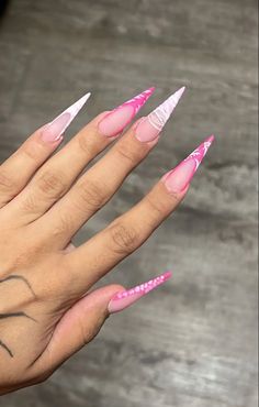 Pointed Nails French Tip, Pink French V Tip Nails, Dope Nail Designs Stilettos, Stelltos Nails Design, Pointy Nail Designs Stilettos, Pink French Tip Stiletto Nails, Pointy French Tip Nails Stilettos, French Tip Acrylic Nails Stiletto, Pointed Pink Nails