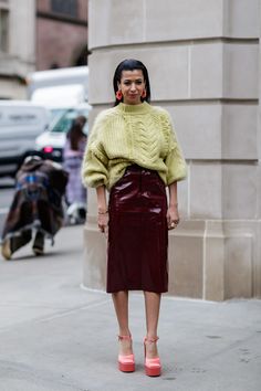 The Best Street Style From New York Fashion Week 2019 | Teen Vogue Modest Fashion Ideas, 1950s Fashion Dresses, 2000s Fashion Trends, Young Women Fashion, Leather Skirts, Women Fashion Edgy, Ideas Vintage, Weird Fashion