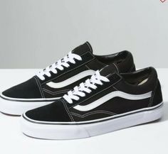 Black Old Skool Vans, Vans Vintage, Low Top Vans, Vans Old School, Old School Vans, Black And White Vans, Vans High, Tenis Vans, Old Skool Black