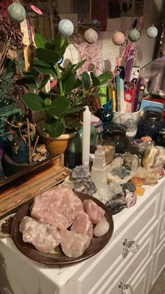 Crystal Corner In Room, Crystal Room Decor, Crystal Room, Crystal Vibes, Crystal Aesthetic, Hippie Life, Hollywood Actors, Spiritual Crystals, Pretty Rocks