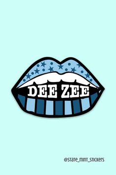 a blue and white sticker with the word dee zeee on it's lips