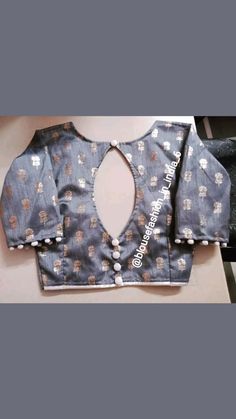 Back Neck Drop Designs For Blouses, Half Sleves Desine For Blouse, Boat Neck Pattern Blouse, Cutwork Blouse Designs Boat Neck, Blouse Back Boat Neck Designs, New Blavuj Pettan, Botnek Blause Disain, Matka Blouse Back Design, Botnick Blouse Design