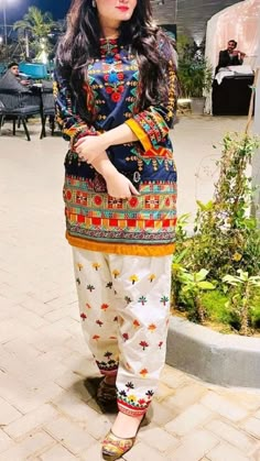 Photo Papillon, Pakistani Fashion Casual, Stylish Short Dresses, Pakistani Fashion Party Wear, Salwar Kamiz, Simple Pakistani Dresses, Boutique Dress Designs