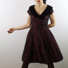 Beautiful vintage burgundi taffetà dress with tulle skirt. Black velvet collar and ribbons for a adorable back bow. Size 6-8 uk. Perfect conditions. All items are vintage and used. However they are all in good to excellent condition. Any defect is specified. Sometimes, small signs of use are to be considered normal. No exchanges and returns, but ask me everything you need! Vintage Velvet Party Dress, Vintage Velvet Wedding Dress, Formal Burgundy Velvet Dress, Velvet Vintage Dress For Vintage Events, Vintage Burgundy Dress For Evening, Vintage Burgundy Party Dress, Burgundy Vintage Evening Dress, Vintage Burgundy Evening Dress, Formal Purple Velvet Dress