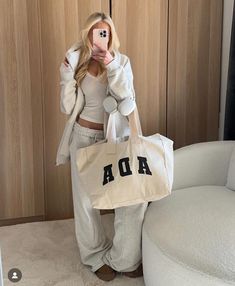 Stylish Sweatpants Outfits, Aeroplane Outfit, Flight Outfit Airport Style, Sweatpants Outfit Ideas, Main Character Energy, Airport Outfits, Skandinavian Fashion, Stockholm Fashion, Travel In Style