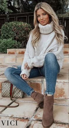 The best fall outfits and elegant fall style ideas to get you inspired for the autumn weather, such as this Comfy jeans and oversized white cardigan and brown boots | We feature fall outfits for school, winter fashion outfits, fall outfits for work, trendy fall outfits, fall clothing ideas, cold weather outfits, pretty fall outfits, clothes fall outfits, fall outfit inspo and even bralette fall outfit ideas to make you look forward to the cold weather. #falloutfits #elegantfalloutfits #autumnout Popular Fall Outfits, Trendy Swimwear, 가을 패션, Winter Fashion Outfits, Fall Winter Fashion, Inspired Outfits, Fall Style