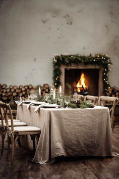 light gray linen tablecloth christmas table Christmas Dining Table Clothes, Dinnign Table Christmas Placesettings, Family Christmas Dining Table, Round Table Xmas Tabele Setting, Christmas Table Cheesecloth, Holiday Tablecloth Round, Ruldof Christmas Table, Christmas Table Throw, Christmas Table Settings Norweigan