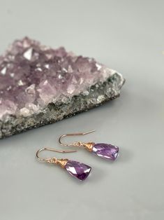 Elegant Wire Wrapped Briolette Teardrop Earrings, Faceted Teardrop Earrings As Gift, Faceted Teardrop Earrings For Gifts, Lavender Gemstone Teardrop Jewelry, Teardrop Lavender Gemstone Jewelry, Lavender Teardrop Gemstone Jewelry, Amethyst Gemstone Teardrop Earrings Gift, Faceted Teardrop Amethyst Jewelry, Teardrop Amethyst Jewelry With Faceted Detail