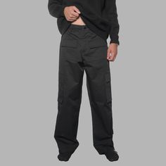 Le pantalon cargo noir allie fonctionnalité et style, offrant plusieurs poches généreuses pour tous vos essentiels.

Le tissu noir raffiné et la coupe cintrée apportent une note moderne, tandis que les chevilles zippées ajoutent un détail distinctif. Idéaux pour un look urbain, ces pantalons cargo sont un ajout polyvalent à toute garde-robe, combinant praticité et style contemporain avec élégance. Cargo Pants, Spandex, Pants, Black