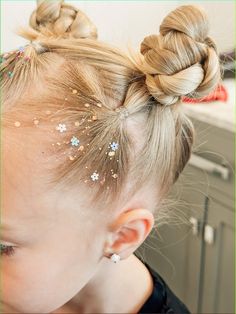 Ponytails with bangs have traversed through time, emerging as a go-to hairstyle that blends both fun Hair Glitter Hairstyles, Hairstyles With Glitter, Coachella Hairstyle, Ponytails With Bangs, Space Bun Hairstyles, Apple Cider Vinegar Hair Rinse, Space Bun, Hair Glitter