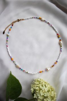 Colorful Pearl Necklace, Mixed Colorful Beaded, Multi Colour Seed Bead Choker, Boho Necklace with Adjustable Length, Handmade Gift This necklace will be a great addition to your look and a great gift for friends or even yourself! This necklace has a chain extension so you can easily adjust it to fit your neck. This bead and pearl necklace is a nice detail to your everyday summer style.  Bead size 2 mm to 3.5 mm Materials: * Freshwater Pearl * Colorful seed beads * 18k gold filled high quality cl Freshwater Pearl Necklace Diy, Necklace Diy Beaded, Bead Necklace Ideas, Trendy Beaded Necklace, Summer Beaded Necklace, Colored Pearl Necklace, Diy Pearl Necklace, Beaded Pearl Necklace, Mixed Beads Necklace