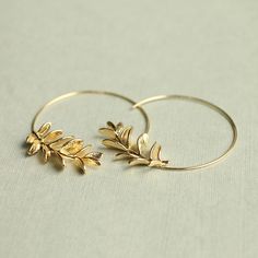 These rosemary leaf hoop earrings are made from solid brass with some amazing detail on the leaves.  They feature a detailed botanical sprig of leaves, in a rich golden brass tone.   The hoop earrings are available in two size option:  ★ SMALLER ★ 3.5cm (an inch and a half) Diameter  ★  LARGER  ★ 5cm (two inches) Diameter  This piece of jewellery comes packaged in a nice recycled gift box with a handmade tag, all ready to give or keep. 🖤 FASTER SHIPPING 🖤 Need this fast? We offer a Faster Ship Manager Table, Woodland Earrings, Twig Branch, Branch Earrings, Terrarium Jewelry, Earrings Nature, Gold Leaf Earrings, Hoop Earrings Gold, Handmade Tags