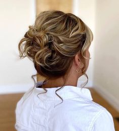 Wedding Hairdos, Mother Of The Bride Hairstyles, Messy Bun For Short Hair, Mother Of The Groom Hairstyles, Bride Updo, Mother Of The Bride Hair, Short Hair Bun, Hair Adviser, Hairdo Wedding